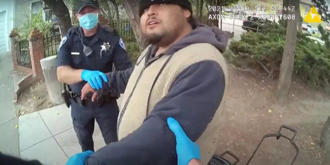 HANDOUT - 28.04.2021, USA, Alameda: Dieser vom Alameda Police Department zur Verfügung gestellte Screenshot eines Körperkameravideos zeigt Polizisten des Alameda Police Department, die den 26-jährigen Mario Gonzalez in Gewahrsam zu nehmen versuchen. Latino stirbt bei Festnahme in Kalifornien - Video veröffentlicht