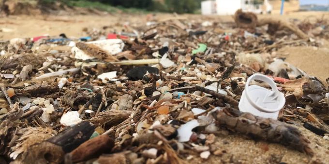 Plastikmüll liegt an einem Strand. (Symbolbild) Plastikmüll Meer