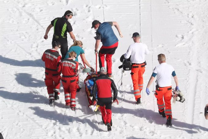 Künstlich beatmet wird der Norweger ins Spital gebracht. FIS