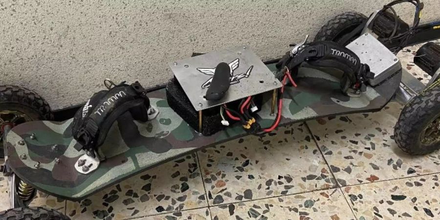 Das Skateboard gilt laut Polizei rechtlich als Kraftfahrzeug. Foto: Polizei Dortmund/dpa