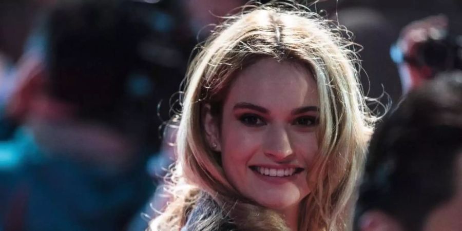 Schasupielerin Lily James bei der Premiere von «Cinderella» 2015 in Tokio. Foto: Christopher Jue/EPA/dpa