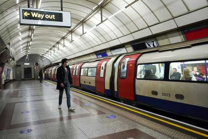 Ein Passagier mit Maske wartet auf eine Londoner U-Bahn. Virus Outbreak Britain