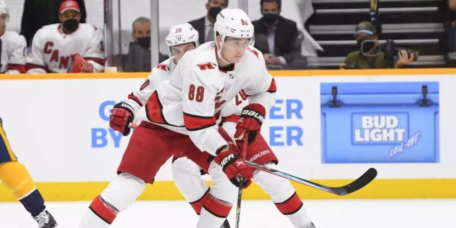 Die Carolina Hurricanes um Martin Necas setzten sich gegen Nashville durch. Foto: Steve Roberts/Cal Sport Media/CSM via ZUMA Wire/dpa