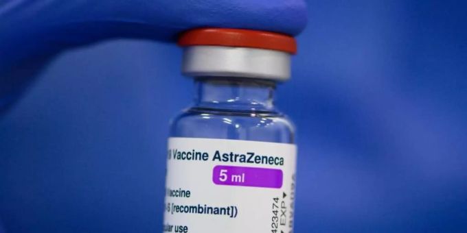 Forscher der Universitätsmedizin Ulm haben in dem Astrazeneca-Impfstoff Verunreinigungen durch Proteine entdeckt. Foto: Robert Michael/dpa-Zentralbild/dpa Forscher der Universitätsmedizin Ulm haben in dem Astrazeneca-Impfstoff Verunreinigungen durch Proteine entdeckt. Foto: Robert Michael/dpa-Zentralbild/dpa
