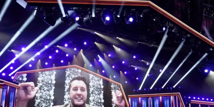 US-Country-Star Luke Bryan jubelt über seine Auszeichnung als «Entertainer des Jahres. Foto: Mark Humphrey/AP/dpa