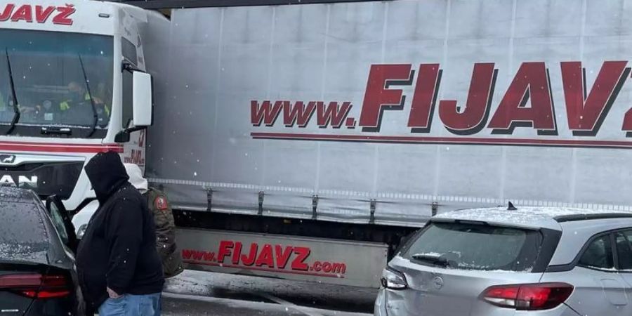 Fahrzeuge stehen quer nach einer Massenkarambolage auf der Autobahn A9. Foto: Michael Schmelzer/Vifogra/dpa
