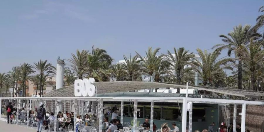 Vor der Corona-Krise war das Strandlokal «Ballermann 6» an der Playa de Palma sehr beliebt (Archiv). Foto: Clara Margais/dpa