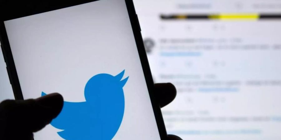 Das Logo des sozialen Mediums Twitter ist auf dem Display eines Smartphones zu sehen. Foto: Monika Skolimowska/zb/dpa