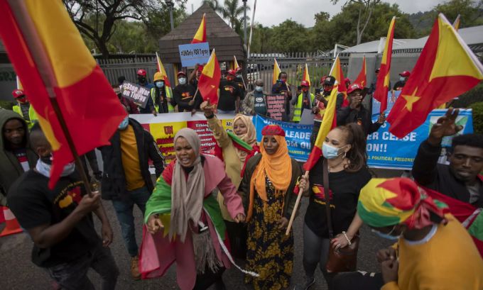 Mitglieder der Oromo und der tigrayisch-äthiopischen Gemeinschaften protestieren gegen den Konflikt in der äthiopischen Region Tigray vor den Büros der Europäischen Union in Pretoria, Südafrika, Donnerstag, 25. März 2021. Oromo