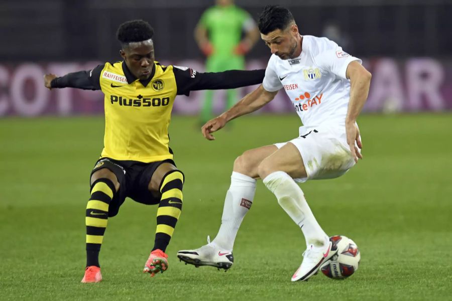 FCZ-Routinier Blerim Dzemaili (r.) im Duell mit Felix Mambimbi (l.) von den Young Boys.