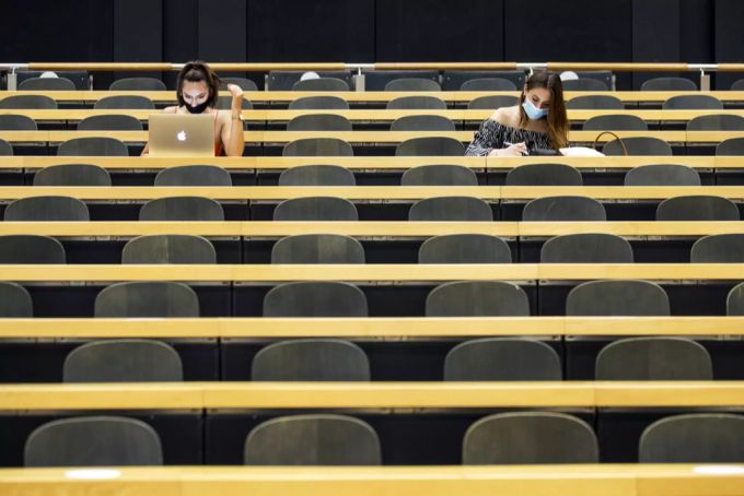 Nach mehr als einem Jahr dürfen Studierende wieder vor Ort am Unterricht teilnehmen. Universität Corona