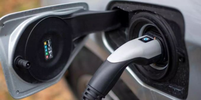Bei gebrauchten E-Autos zeichnet sich ein starker Wertverlust ab. Grund sind möglicherweise die Prämien beim Neuwagenkauf sowie technische Innovationen. Foto: Monika Skolimowska/dpa-Zentralbild/dpa Bei gebrauchten E-Autos zeichnet sich ein starker Wertverlust ab. Grund sind möglicherweise die Prämien beim Neuwagenkauf sowie technische Innovationen. Foto: Monika Skolimowska/dpa-Zentralbild/dpa
