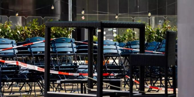 Gestapelte Tische und Stühle im Aussengastronomiebereich eines Restaurants. gastro stühle