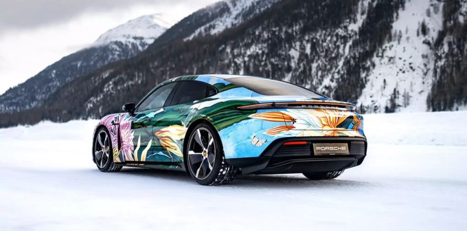 Überzeugt mit floralem Muster nach Schweizer Vorbild: das Porsche Taycan Art Car Porsche Taycan Art Car