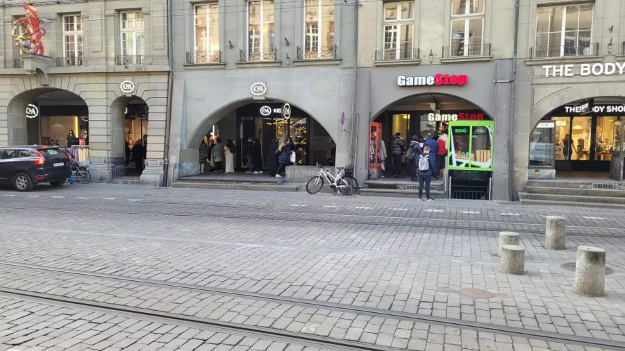 In Bern stürmten die Shoppingfreudigen unter anderem eine C&A-Filiale an der Marktgasse.