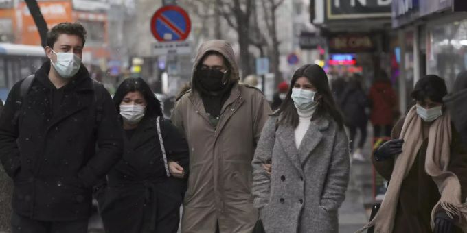 Menschen mit Schutzmaske in Ankara. Coronavirus Türkei