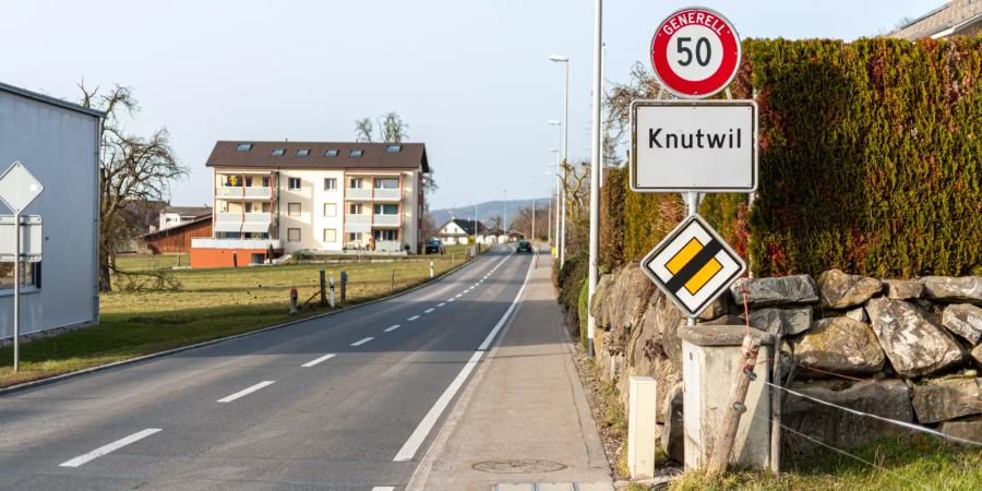 Einfahrtstrasse Richtung der Gemeinde Knutwil.