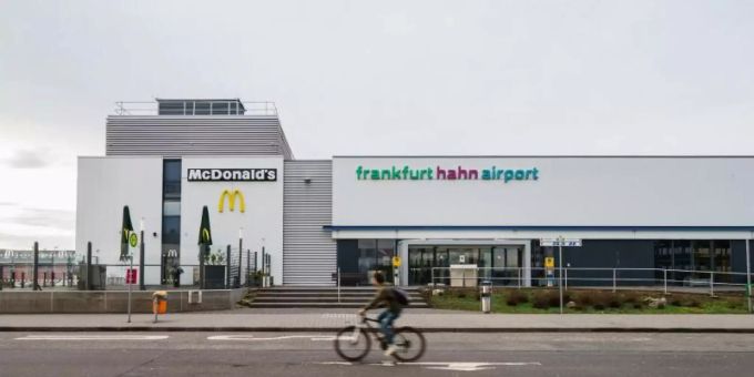 Zwischen 2017 und 2021 sprang das Land Rheinland-Pfalz ein, um Verluste des Flughafens Frankfurt-Hahn zu decken. Die Lufthansa, die den Flughafen nicht nutzt, klagt nun erfolgreich wegen Wettbewerbsverzerrung. Foto: Andreas Arnold/dpa Zwischen 2017 und 2021 sprang das Land Rheinland-Pfalz ein, um Verluste des Flughafens Frankfurt-Hahn zu decken. Die Lufthansa, die den Flughafen nicht nutzt, klagt nun erfolgreich wegen Wettbewerbsverzerrung. Foto: Andreas Arnold/dpa