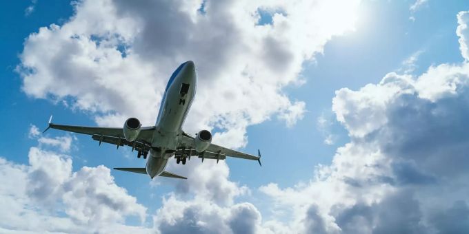 Im Flugzeug will niemand den Mittelsitz. Flugzeug