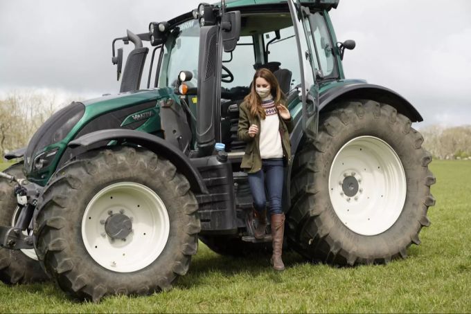 Catherine, Duchess of Cambridge, steigt nach ihrer Spritztour aus dem Traktor aus. catherine, duchess of Cambridge