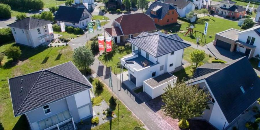 Blick auf den Unger Musterhauspark im Schkeuditzer Ortssteil Dölzig. Hier stehen unterschiedliche Fertigteilhäuser verschiedener Hersteller. Foto: Jan Woitas/dpa-Zentralbild/dpa/Archiv
