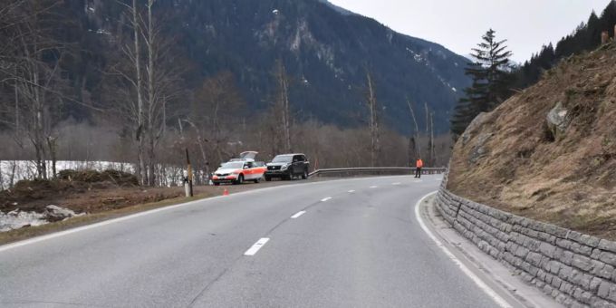 Am Donnerstagmorgen ist auf der Oberalpstrasse ein Lenker eines Quads mit einem Hirschtier kollidiert.