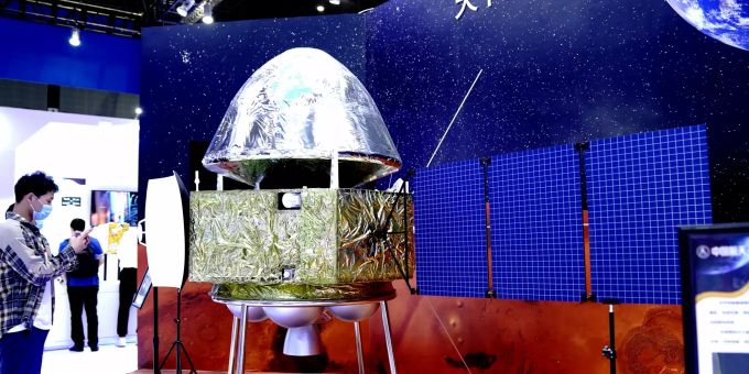 Ein Modell der Marssonde Tianwen-1 steht auf der 22. Internationalen Industriemesse China International Industry Fair (CIIF) im ostchinesischen Shanghai. Als erst zweite Weltraumnation will China einen Rover erfolgreich auf dem Mars landen und zum Einsatz bringen. Foto: Zhang Jiansong/XinHua/dpa rover