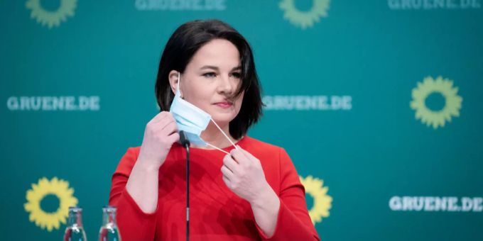 Annalena Baerbock, Bundesvorsitzende von Bündnis 90/Die Grünen, kommt zur Vorstellung des Entwurfs des Grünen-Wahlprogramms für die Bundestagswahl. bündnis 90/die grünen