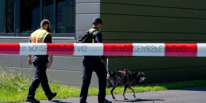 Polizeibeamte ermitteln mit einem Spürhund am Schulzentrum in Lohr am Main, wo der tote 14-Jährige gefunden wurde. Polizeibeamte ermitteln mit einem Spürhund am Schulzentrum in Lohr am Main, wo der tote 14-Jährige gefunden wurde.