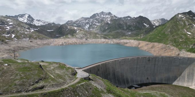 Laut einem Bericht des Bundesrates könnten Solarzellen auf Stauseen und an Wasserkraftwerken jährlich 644 Gigawattstunden Strom liefern, was nur ein Bruchteil des Potenzials ist. (Symbolbild) Stausee