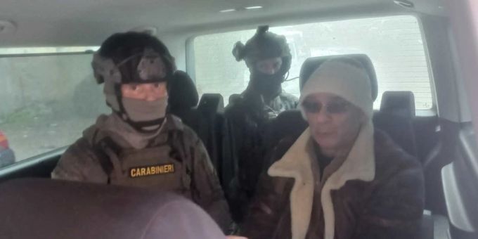 Der oberste Mafiaboss Matteo Messina Denaro (r.) in einem Auto mit italienischen Carabinieri-Beamten kurz nach seiner Verhaftung in einer Privatklinik in Palermo, Sizilien, am 16. Januar 2023. messina denaro koma