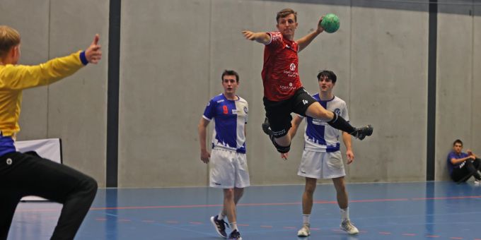 Die HSG Baden-Endingen besiegt die SC GC Amicitia / HC Küsnacht am 1. September 2023 mit 37:28. Die HSG Baden-Endingen beim Angriff.