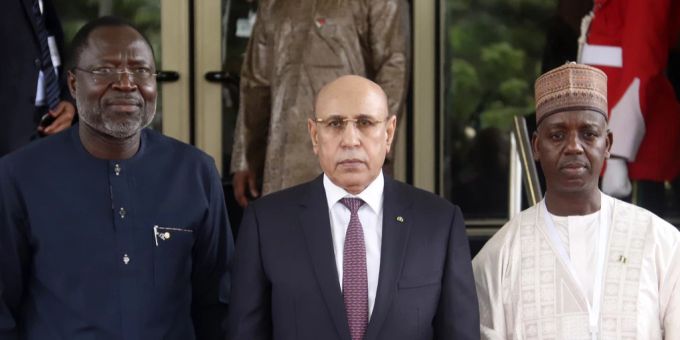 Omar Touray (links), Präsident der ECOWAS-Kommission, begrüßt den mauretanischen Präsidenten Mohamed Ould El-Ghazouani (Mitte) zum ECOWAS-Treffen in Abuja, Nigeria. Donnerstag, 10. August 2023. Omar Touray