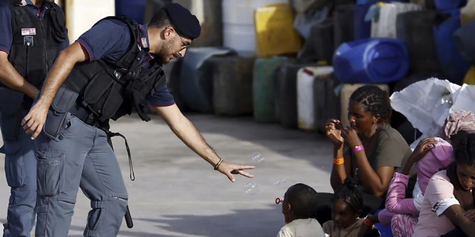 Italiens Kabinett will nun ein härteres Vorgehen gegen Migration beschliessen. Foto: Cecilia Fabiano/LaPresse/AP/dpa Italiens Kabinett will nun ein härteres Vorgehen gegen Migration beschliessen. Foto: Cecilia Fabiano/LaPresse/AP/dpa