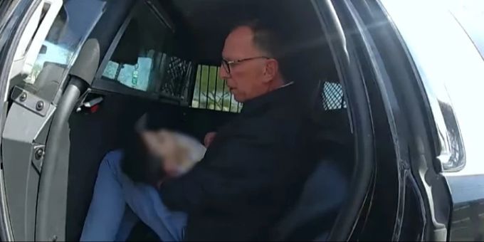 Auf dem Rücksitz eines Polizeiautos rettet ein Sanitäter im Ruhestand das Leben eines Babys. Polizeiauto Baby Sanitäter