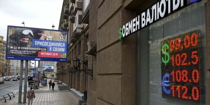 Die US-Sanktionen sollen die russische Kriegswirtschaft weiter unter Druck setzen. (Symbolbild) Russland Devisen Kurse Wirtschaft