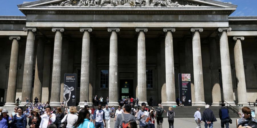 Besucher gehen vor dem Britischen Museum. Das British Museum in London beklagt den Verlust mehrerer Objekte.