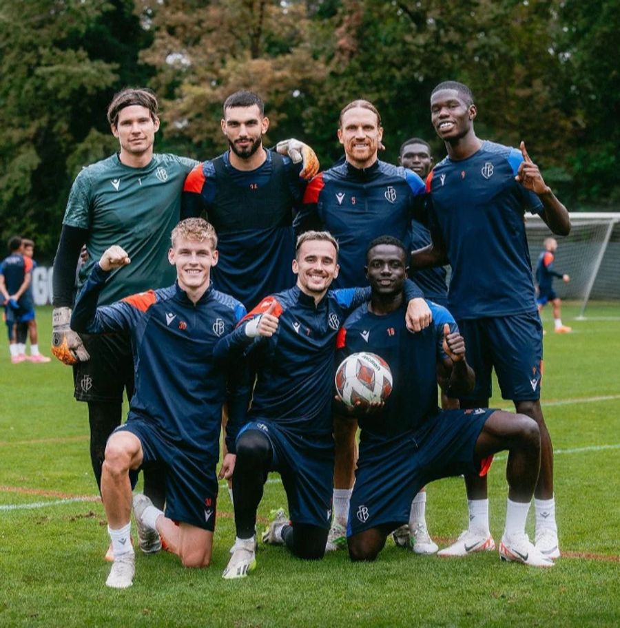 Der FC Basel hat in diesem Sommer mehr als 30 Millionen für neue Spieler ausgegeben – Rekord. Hier posieren unter anderem Leon Barisic und Thierno Barry.