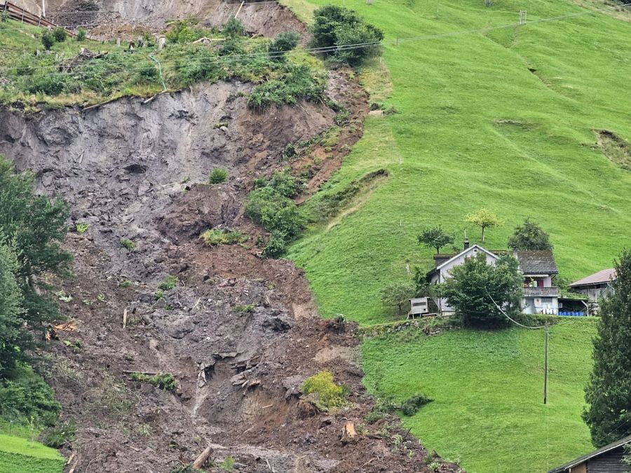 Dieses Haus entkommt der Katastrophe nur um Haaresbreite.