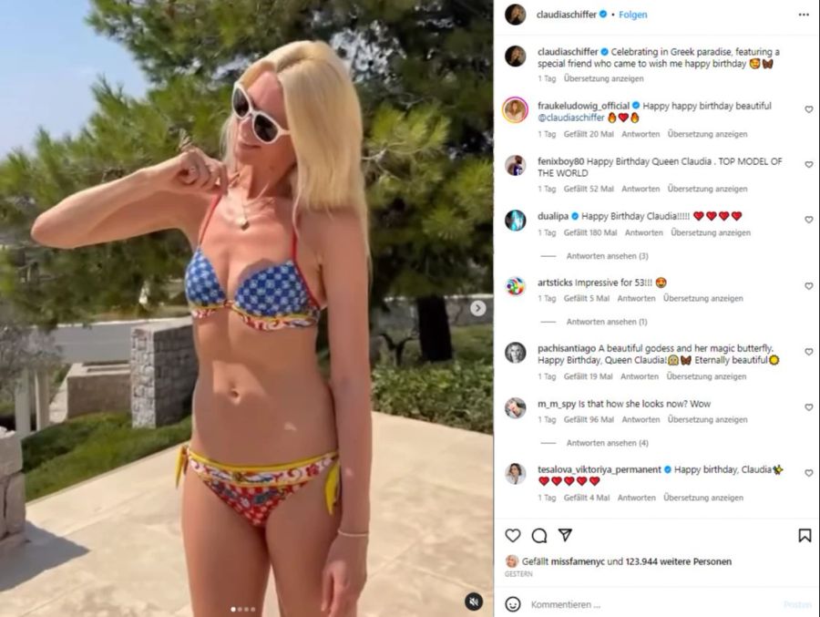 Claudia Schiffer feiert im Bikini.