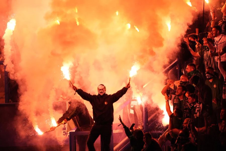 Fans von Maccabi Haifa brennen Pyros ab im Spiel gegen Paris Saint-Germain.