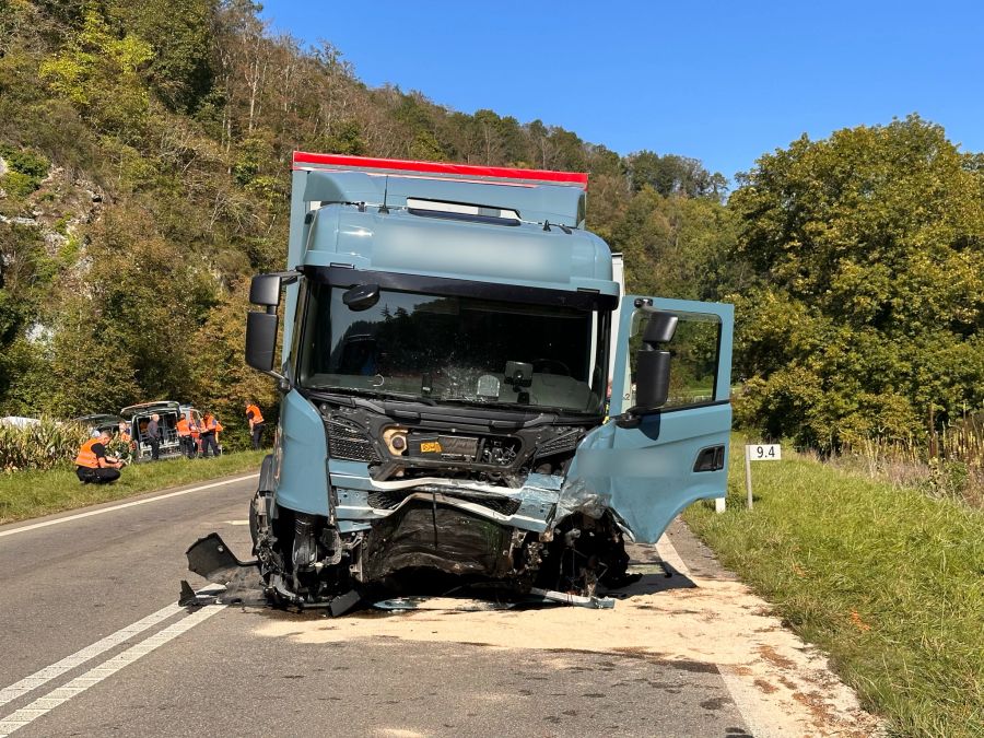 Ein Auto kollidierte in Thayngen frontal mit einem LKW.