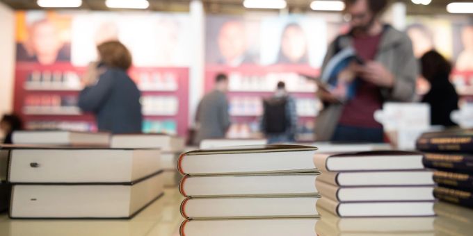 Schweizer Buchhändler beziehen Madrigall-Bücher bisher über den offiziellen Schweizer Vertriebskanal. (Symbolbild) Bücher
