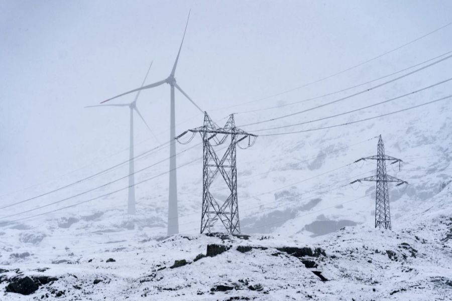 Zur Realisierung alternativer Stromquellen (beispielsweise Windkraftwerke oder alpine Solaranlagen) müssten Rahmenbedingungen vereinfacht und Bewilligungsverfahren beschleunigt werden.