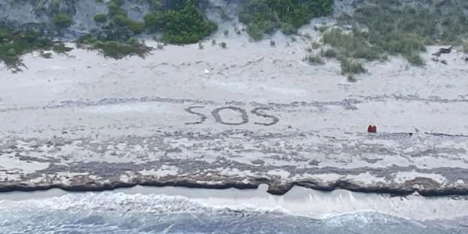 Ein Mann konnte dank seines SOS im Sand gerettet werden. SOS Sand