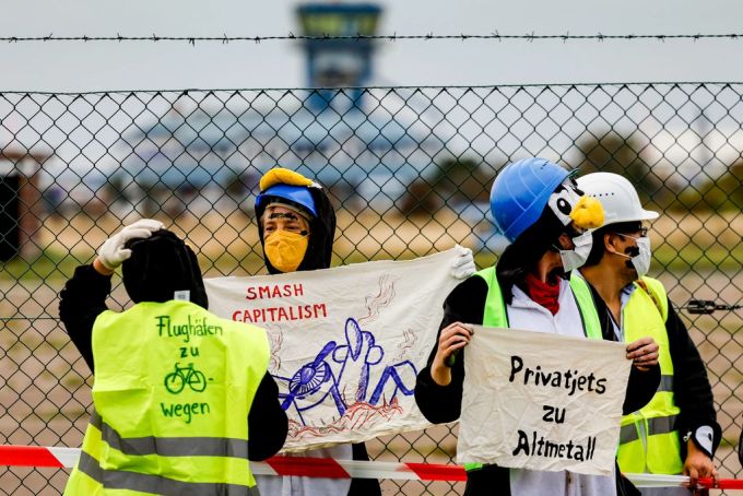 Als Pinguine verkleidete Aktivistin der Gruppe «Am Boden bleiben» versuchen den Flughafen auf Sylt zu blockieren. Aktivisten Sylt