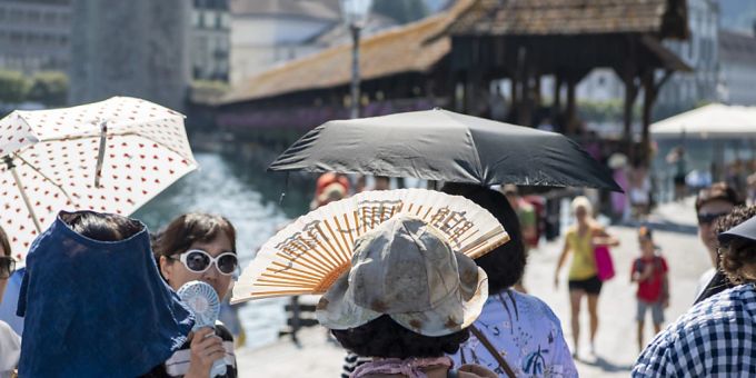 Reisende aus Asien im August vor der Kapellbrücke in Luzern. Teil der Standortförderung ist die Tourismuswerbung im Ausland. (Archivbild) Reisende aus Asien
