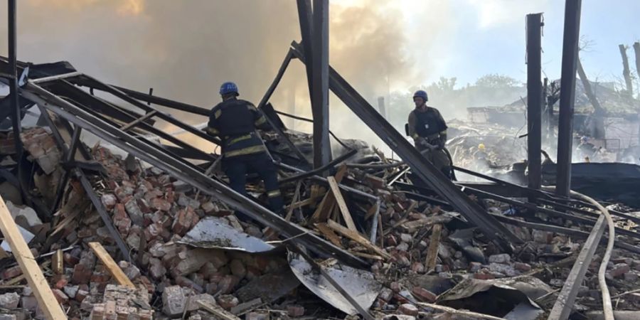dpatopbilder - HANDOUT - Rettungskräfte arbeiten in Krywyj Rih nach einem Angriff daran, einen Brand zu löschen. Foto: Uncredited/Ukrainian Emergency Service/AP/dpa - ACHTUNG: Nur zur redaktionellen Verwendung und nur mit vollständiger Nennung des vorstehenden Credits