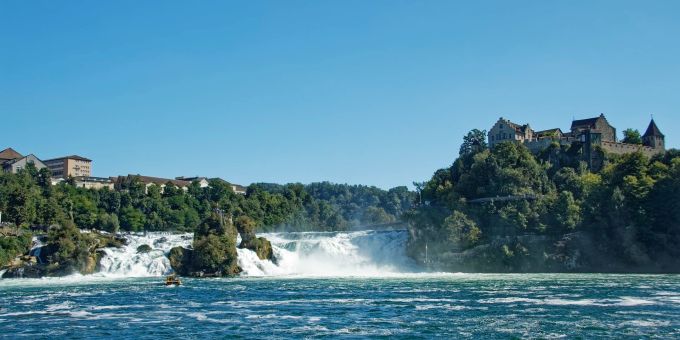 Gehört zu den bekanntesten Wasserfällen in der Schweiz: der Rheinfall. Wasserfall, Rheinfall, Schweiz