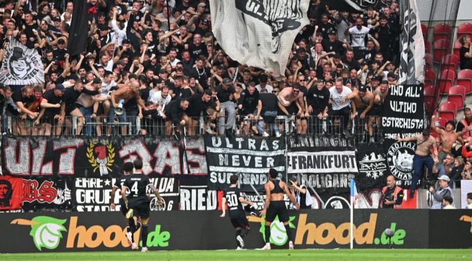 Eintracht Frankfurt erzielt in der Nachspielzeit den Ausgleich beim 1. FSV Mainz 05. Eintracht Frankfurt